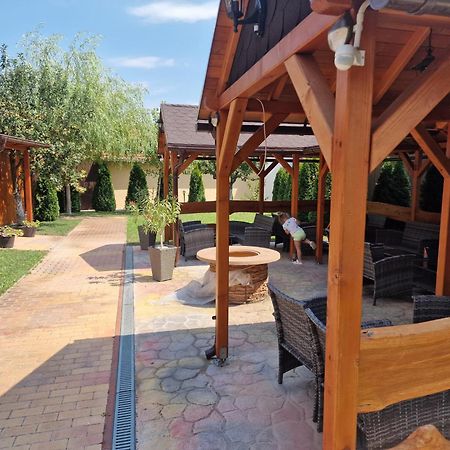Holiday Apartmanhaz Gyula Zewnętrze zdjęcie