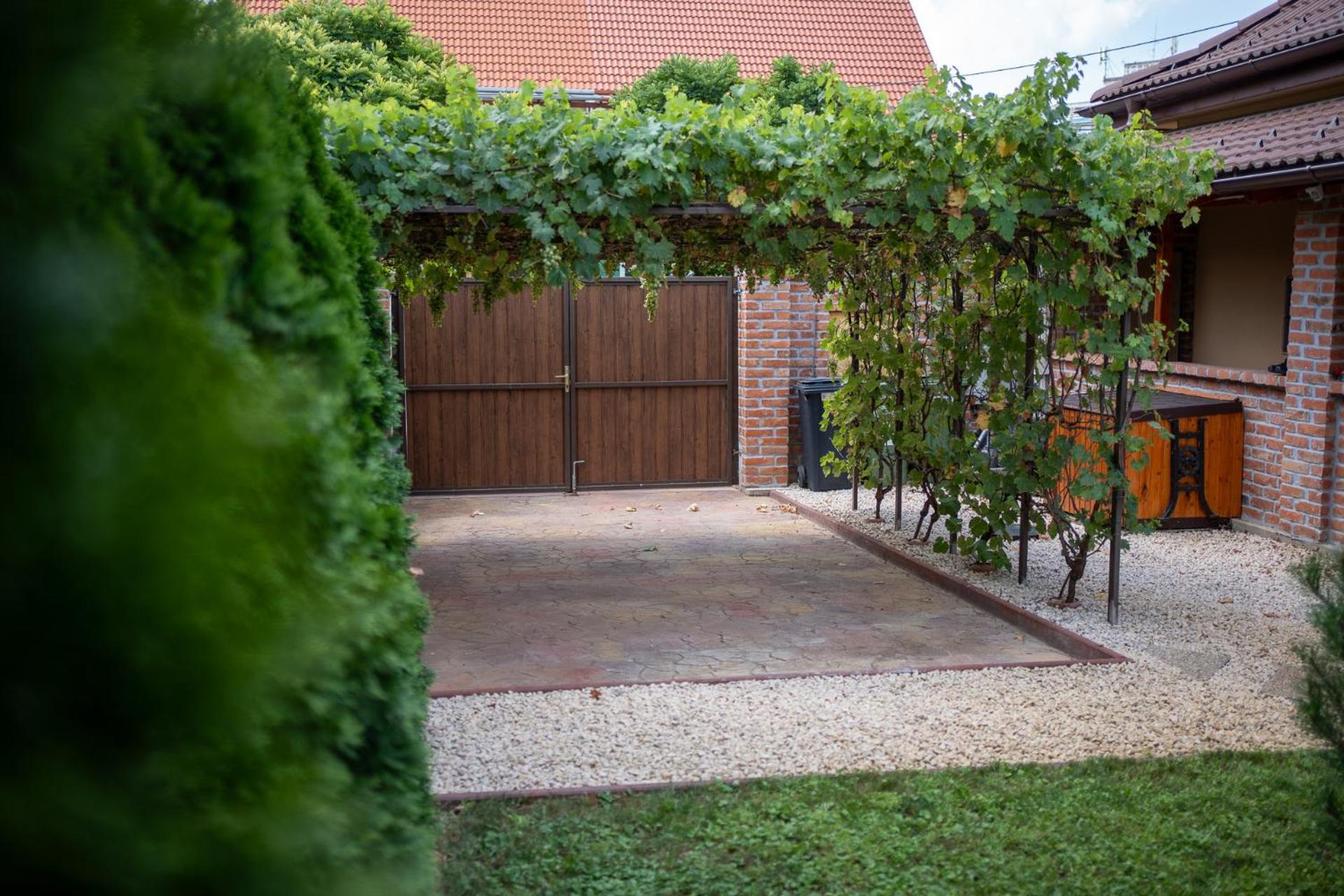 Holiday Apartmanhaz Gyula Zewnętrze zdjęcie