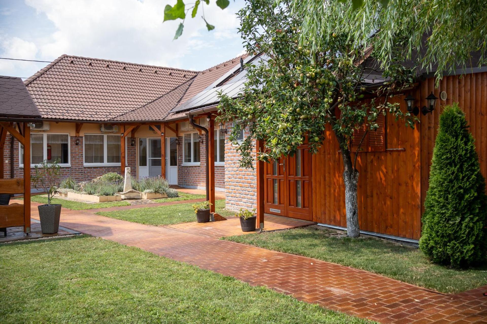 Holiday Apartmanhaz Gyula Zewnętrze zdjęcie